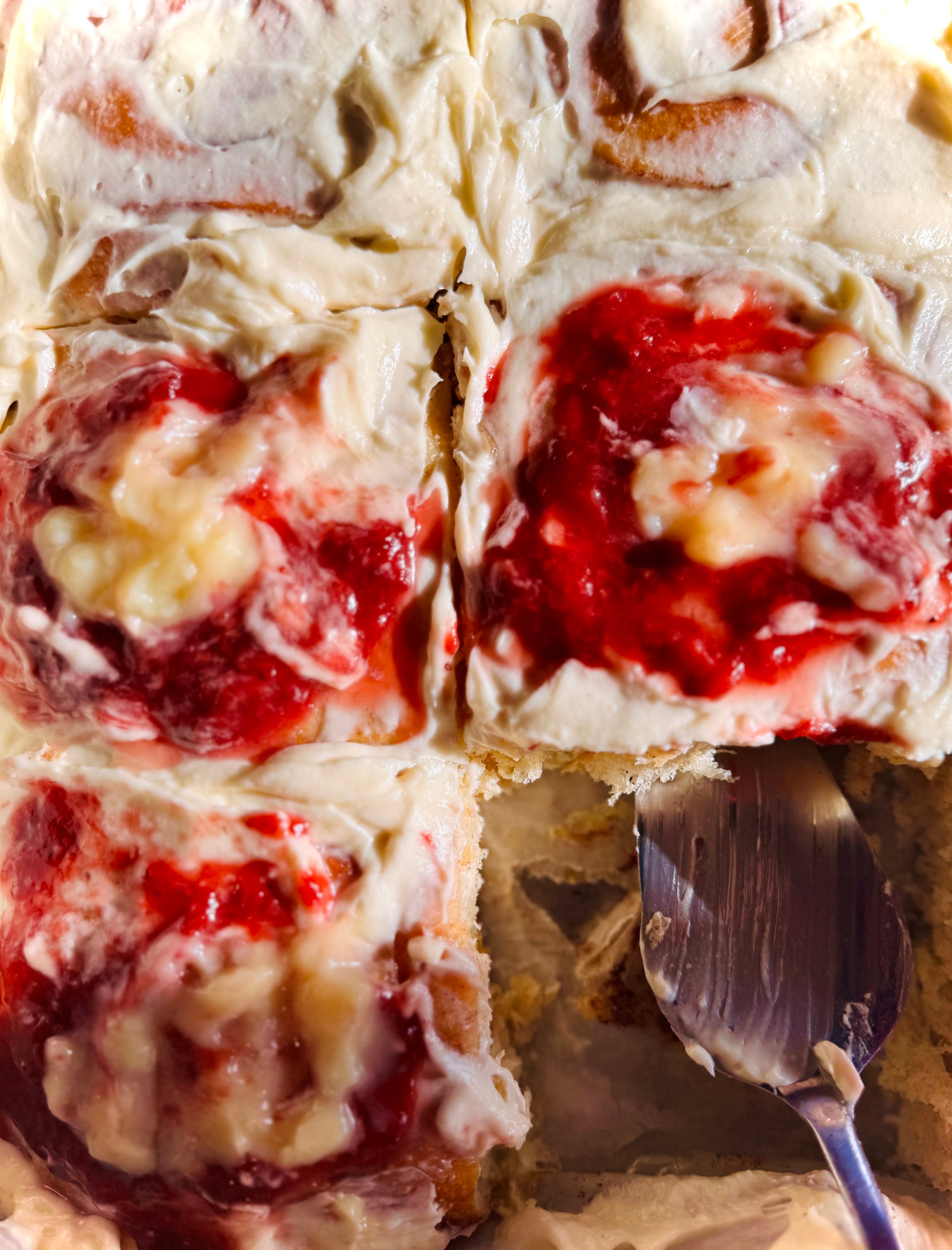 July 4 🇺🇸 Cinnamon Roll Box - 1 Peach Vanilla, 2 Blueberry Compote, 1 Strawberry Lemon Curd