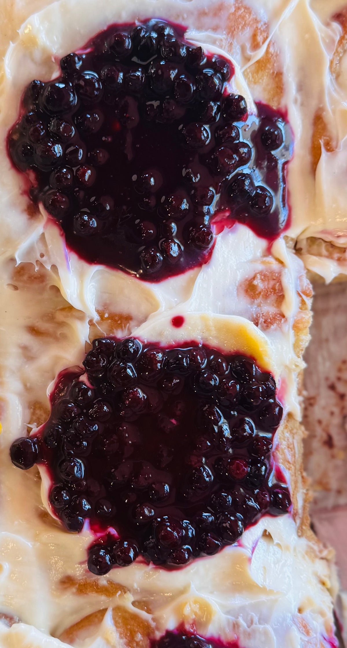 [CN] Halloween Cinnamon Roll Box - 1 Blueberry Compote, 2 Salted Caramel 1 Raspberry Swirls